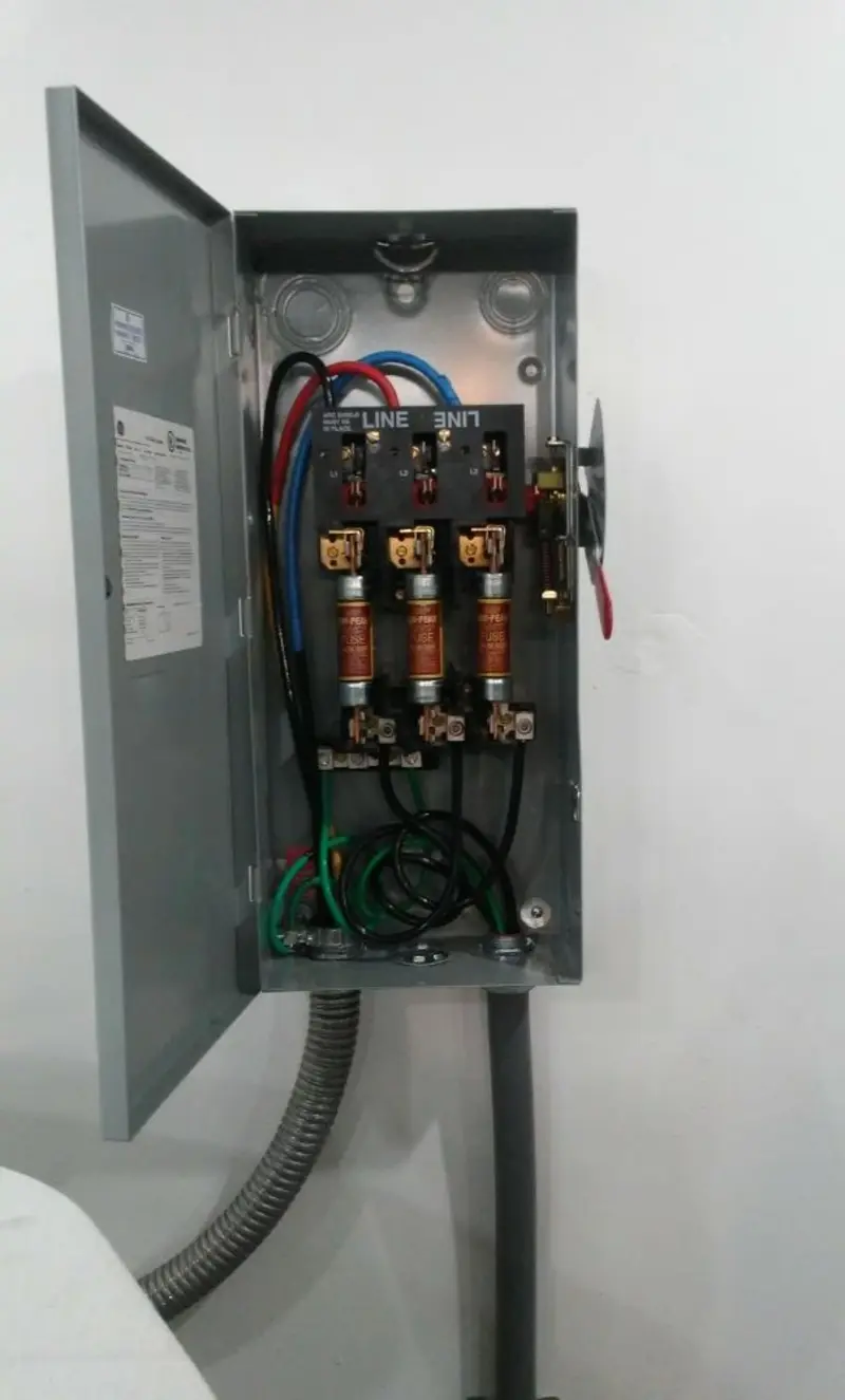 Three-phase disconnect switch installed for Smoke Detector Installation in Lake Alfred